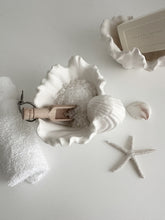 Load image into Gallery viewer, Fabré Ceramic Conch Display Dish