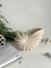 Load image into Gallery viewer, Sandshore Shell Vase