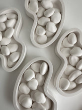 Load image into Gallery viewer, Ciottoli Essential Oil Pebbles &amp; Onda Wave Tray Set
