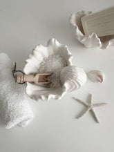 Load image into Gallery viewer, Fabré Ceramic Conch Display Dish
